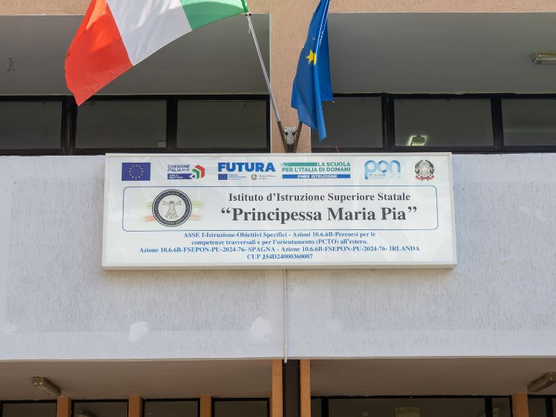 insegna maria pia